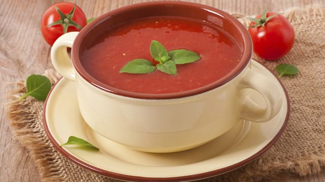 Mit frischen Kräutern können Sie Ihre Tomatensuppe verfeinern, Chiliflocken sorgen für eine gewisse Schärfe.