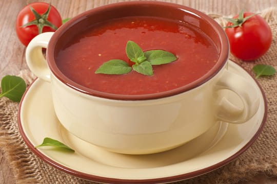 Mit frischen Kräutern können Sie Ihre Tomatensuppe verfeinern, Chiliflocken sorgen für eine gewisse Schärfe.