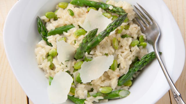 Spargelrisotto ist eine perfekte Variante des italienischen Klassikers für den Frühling.