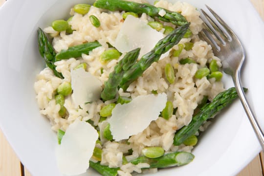 Spargelrisotto ist eine perfekte Variante des italienischen Klassikers für den Frühling.