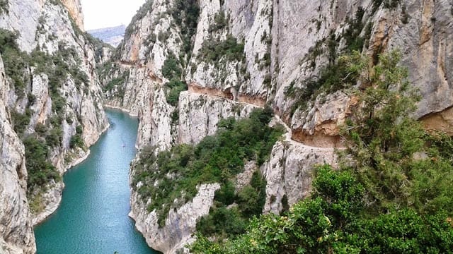 Die Schlucht von Mont-rebei Gorge lockt mit schroffer Felsenlandschaft samt teils in den Berg gehauenen Wanderweg.