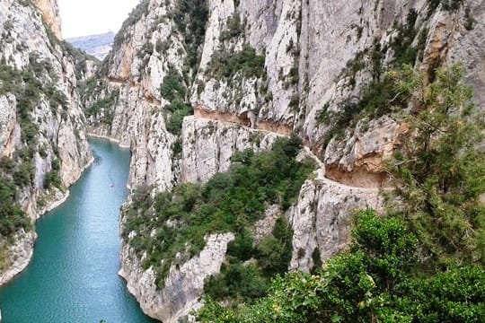 Die Schlucht von Mont-rebei Gorge lockt mit schroffer Felsenlandschaft samt teils in den Berg gehauenen Wanderweg.