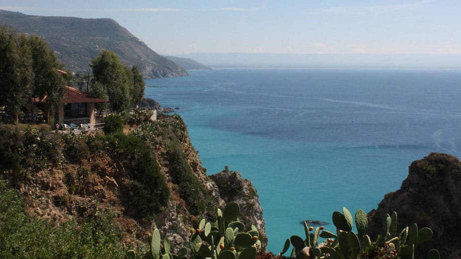 Italiens südlichste Region auf dem Festland ist die perfekte Urlaubsregion für all diejenigen, die ein Ziel suchen, das man sowohl im Sommer als auch im Winter ansteuern kann.