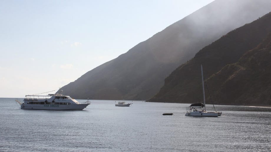 Wer Kalabrien komplett mit dem Mietwagen erkundet hat, kann per Ausflugsboot einen Tagestripp zur Vulkaninsel Stromboli unternehmen.