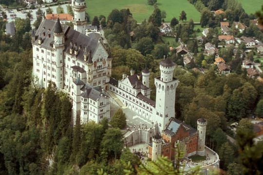 Das traumhafte Schloss Neuschwanstein wurde nach dem Vorbild der Wartburg errichtet.