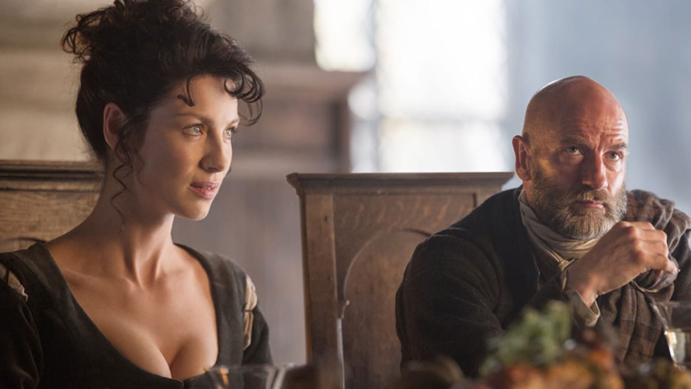 Schauspielerin Caitriona Balfe spielt in "Outlander" die schöne Claire, die durch eine Zeitreise im 18. Jahrhundert gefangen ist.