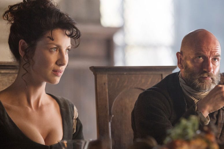 Schauspielerin Caitriona Balfe spielt in "Outlander" die schöne Claire, die durch eine Zeitreise im 18. Jahrhundert gefangen ist.