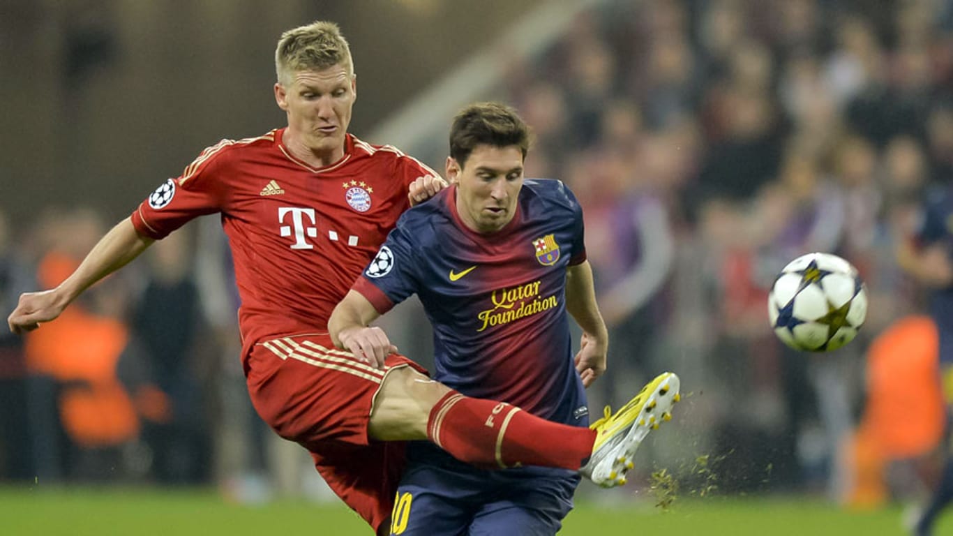 Bereits 2013 gab es das Duell: Damals setzte sich der FC Bayern mit Bastian Schweinsteiger (hinten) klar gegen Barcelona und Lionel Messi durch.