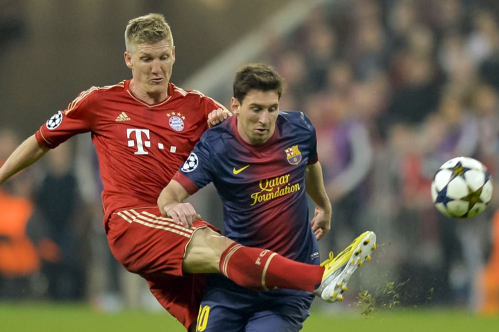 Bereits 2013 gab es das Duell: Damals setzte sich der FC Bayern mit Bastian Schweinsteiger (hinten) klar gegen Barcelona und Lionel Messi durch.