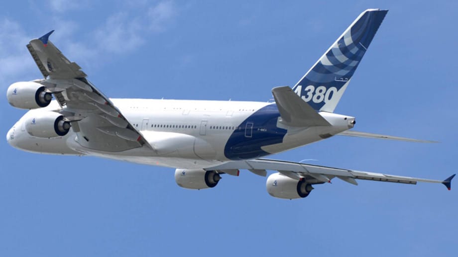 Das zweitgrößte Flugzeug ist derzeit der Airbus A380. Die Spannweite beträgt 79,90 Meter. Fast 73 Meter ist der Passagierflieger lang.