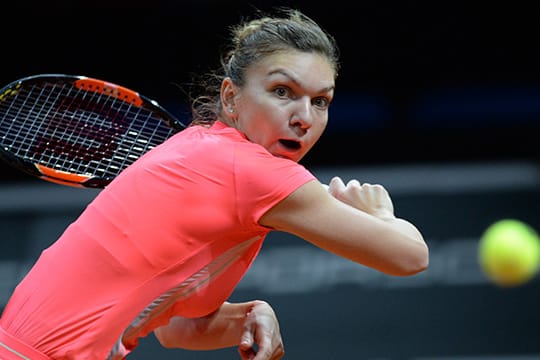 Simona Halep trotzt den Morddrohungen und zieht in Stuttgart ins Halbfinale ein.