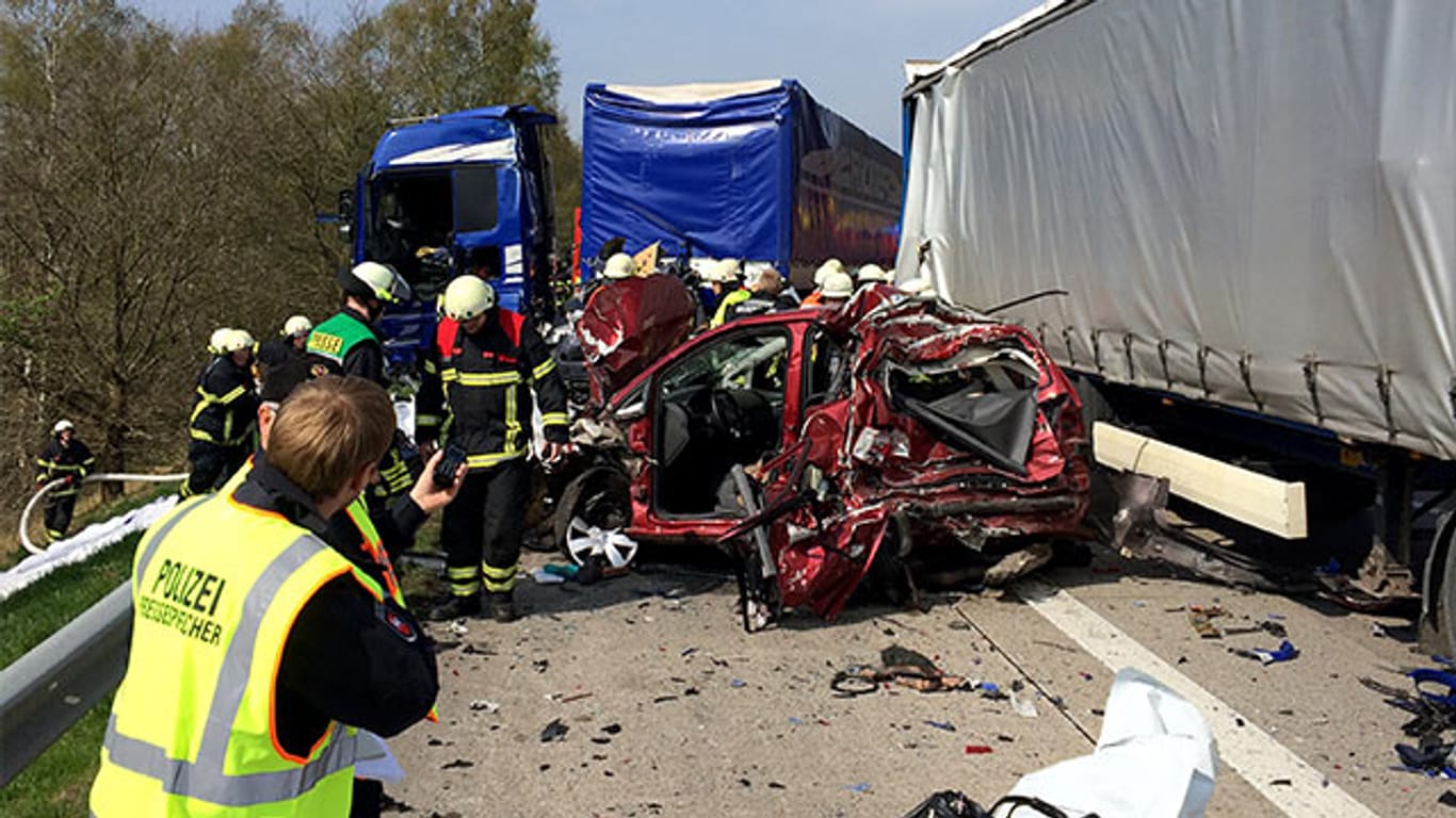 Ein schwerer Unfall auf der Autobahn A1 bei Wildeshausen hat drei Menschen das Leben gekostet.