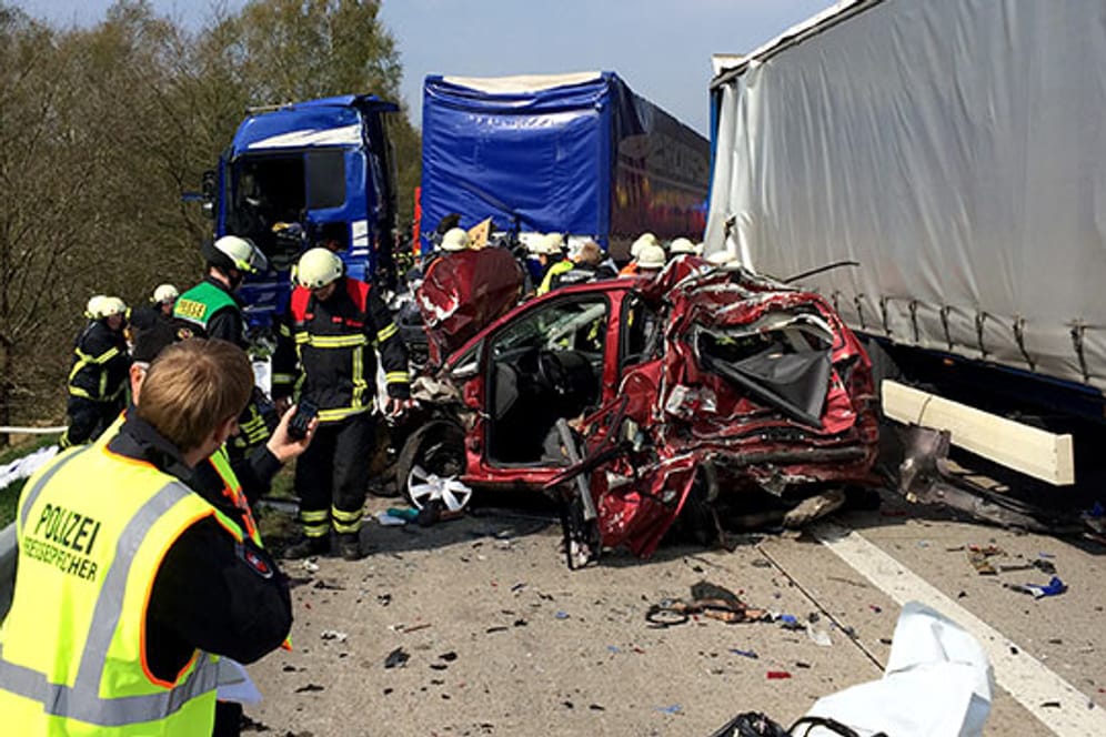 Ein schwerer Unfall auf der Autobahn A1 bei Wildeshausen hat drei Menschen das Leben gekostet.