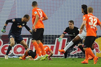 Leipzigs Keeper Fabio Coltorti entscheidet mit seinem Treffer die Partie gegen Darmstadt.