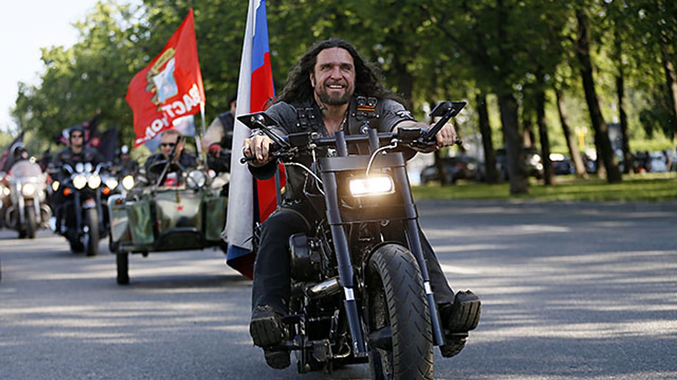 Einen guten Draht zu Putin: Die russische Motorrad-Gang "Nachtwölfe" schmücken sich gerne mit russischen Farben.