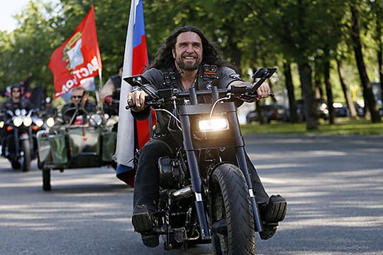 Einen guten Draht zu Putin: Die russische Motorrad-Gang "Nachtwölfe" schmücken sich gerne mit russischen Farben.