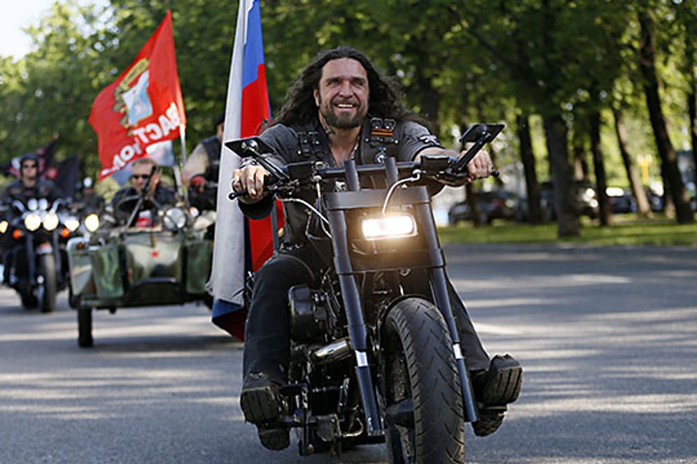 Einen guten Draht zu Putin: Die russische Motorrad-Gang "Nachtwölfe" schmücken sich gerne mit russischen Farben.
