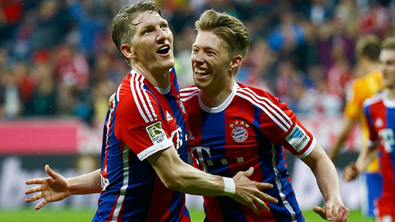 Bayern-Star Bastian Schweinsteiger (li.) bejubelt mit Mitchell Weiser seinen Siegtreffer.