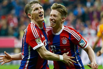 Bayern-Star Bastian Schweinsteiger (li.) bejubelt mit Mitchell Weiser seinen Siegtreffer.