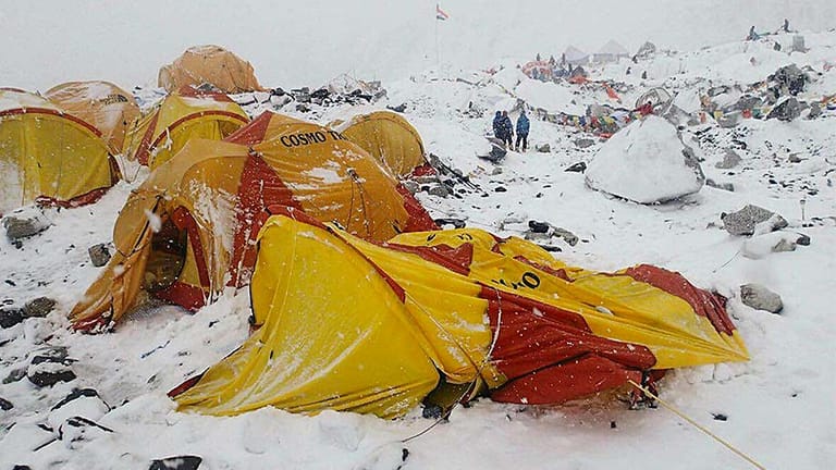 Das Everest-Basislager nach der Lawine, die durch das Erdbeben in Nepal ausgelöst worden war.