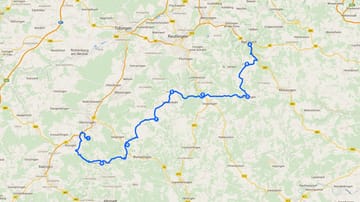 Die Landstraße von Bad Urach zur Burg Hohenzollern - Deutschlands Top-Route.