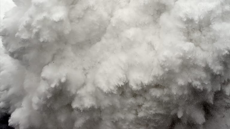Riesige weiße Wand: Nur Augenblicke vor dem Einschlag der Lawine im Basislager des Mount Everest nahm ein Bergsteiger dieses Bild auf.