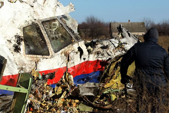 Trümmer des abgeschossenen Verkehrsflugzeugs: Bundesregierung gab Warnungen nicht weiter.