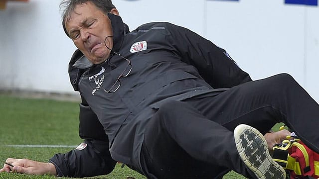 Unsanfte Landung: Pauli-Coach Ewald Lienen stürzt bei dem Versuch, einen ins Seitenaus rollenden Ball zu stoppen. Unsanfte Landung: Pauli-Coach Ewald Lienen stürzt bei dem Versuch, einen ins Seitenaus rollenden Ball zu stoppen.
