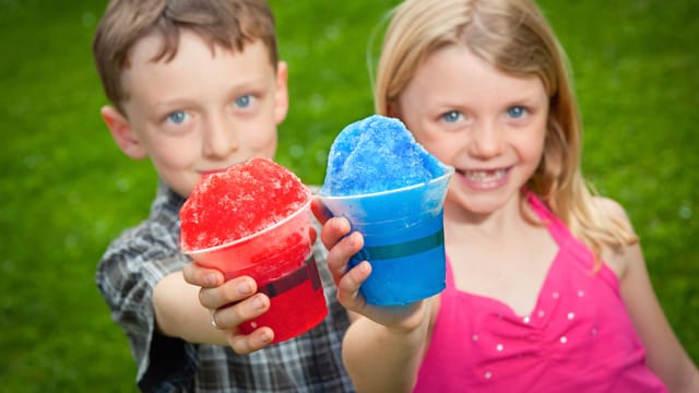 Eine tolle Idee für den nächsten Kindergeburtstag: Selbstgemachtes Slush Eis.