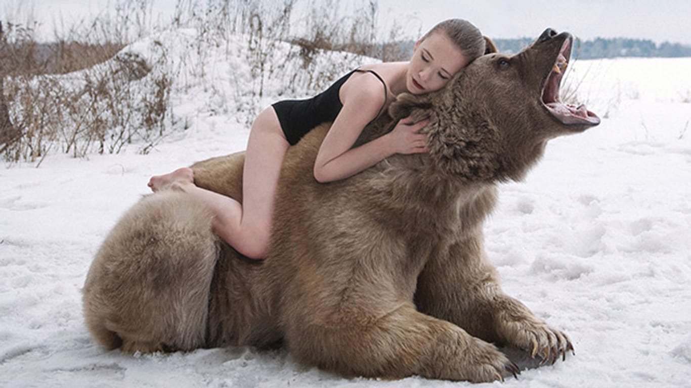 Das russische Model Lidia Fetisova schmust mit einem echten Bären.