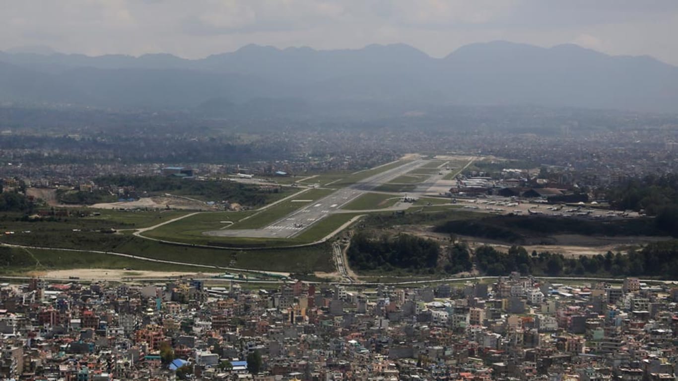 Der Flughafen in Kathmandu ist zu klein, weswegen die Hilfe für die Erdbebenopfer nur schleppend anläuft.
