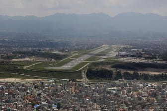 Der Flughafen in Kathmandu ist zu klein, weswegen die Hilfe für die Erdbebenopfer nur schleppend anläuft.