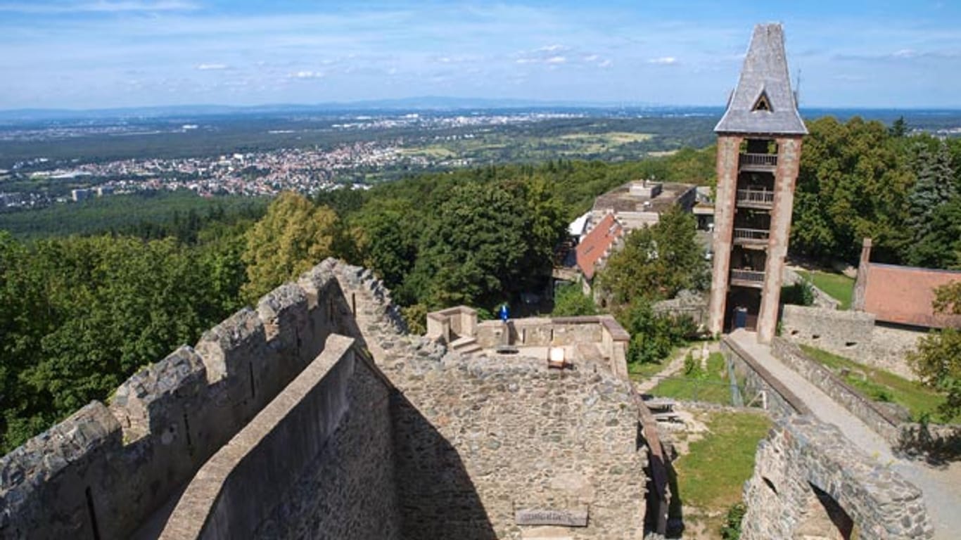 Der Rundum-Blick von der Burg Frankenstein reicht bei guter Sicht bis zum Taunus, Spessart und dem Pfälzer Bergland.