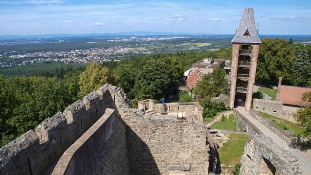 Der Rundum-Blick von der Burg Frankenstein reicht bei guter Sicht bis zum Taunus, Spessart und dem Pfälzer Bergland.