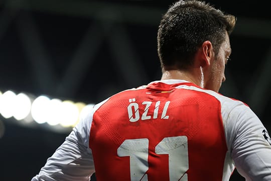 Mesut Özil spielt seit 2013 für Arsenal London. In 43 Premier-League-Spielen kommt er auf neun Treffer und 16 Torvorlagen.