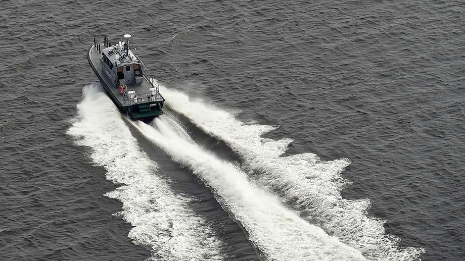 Ein Schiff der finnischen Marine sucht nach dem Unterwasserobjekt.