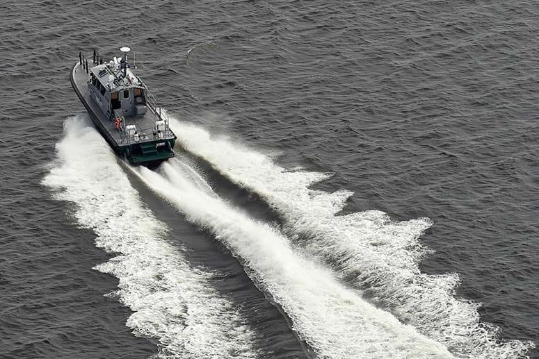 Ein Schiff der finnischen Marine sucht nach dem Unterwasserobjekt.