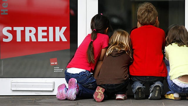 Kinder müssen draußen bleiben, denn in den städtischen Kitas gibt es unbefristete Streiks.