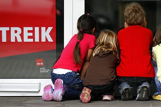 Kinder müssen draußen bleiben, denn in den städtischen Kitas gibt es unbefristete Streiks.