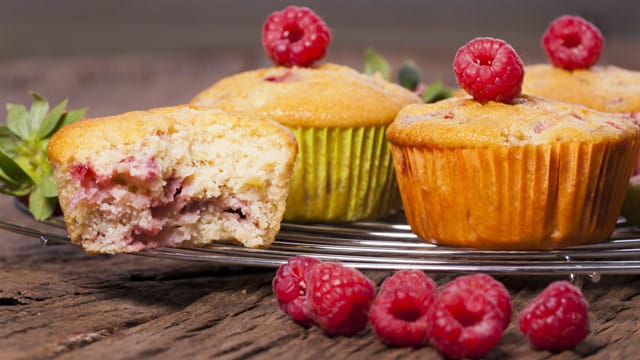 Ob mit frischen Himbeeren, als Konfitüre oder aus der Tiefkühltruhe – Himbeermuffins sind in jedem Fall ein Genuss.