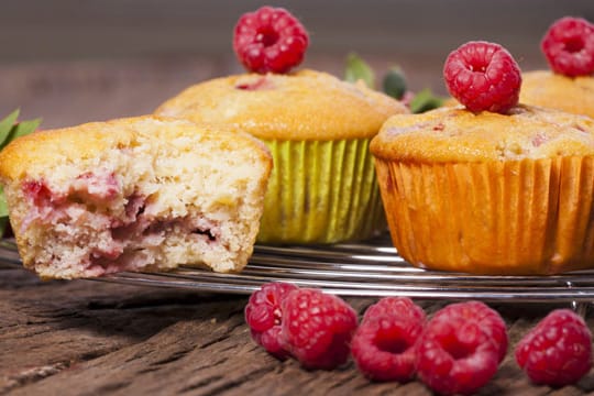 Ob mit frischen Himbeeren, als Konfitüre oder aus der Tiefkühltruhe – Himbeermuffins sind in jedem Fall ein Genuss.