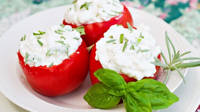 Ob frisch zubereitet oder in Öl eingelegt – gefüllte Tomaten sind eine leckere Vorspeise.