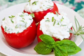 Ob frisch zubereitet oder in Öl eingelegt – gefüllte Tomaten sind eine leckere Vorspeise.