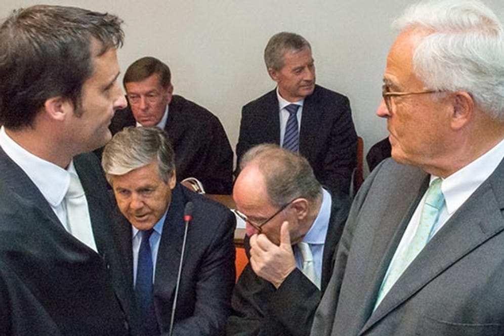 Die angeklagten Deutsche-Bank-Manager vor Gericht: Rolf Breuer (vorne rechts), Josef Ackermann (Mitte links) und Jürgen Fitschen (hinten rechts).