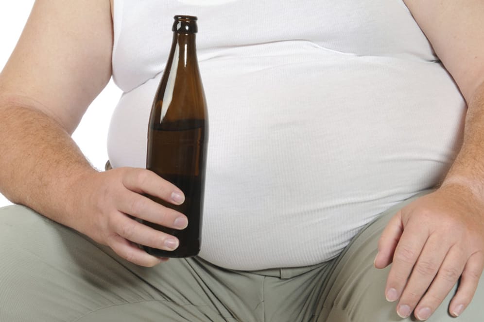 Regelmäßige Alkohol- und besonders Biertrinker haben einen größeren Bauchumfang.