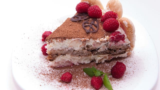 Die Himbeeren verleihen dem klassischen Tiramisu eine süßliche, erfrischende Note.