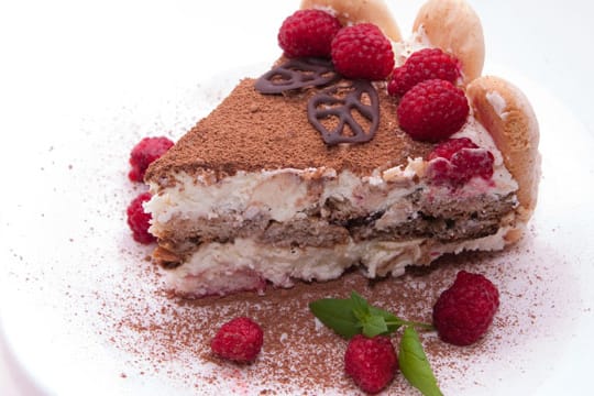 Die Himbeeren verleihen dem klassischen Tiramisu eine süßliche, erfrischende Note.