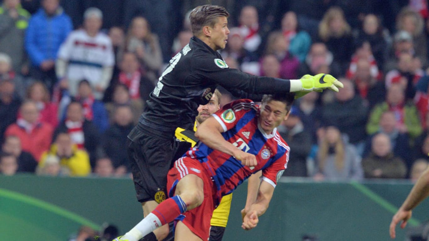 Dortmunds Torwart Mitch Langerak trifft Robert Lewandowski am Kopf.