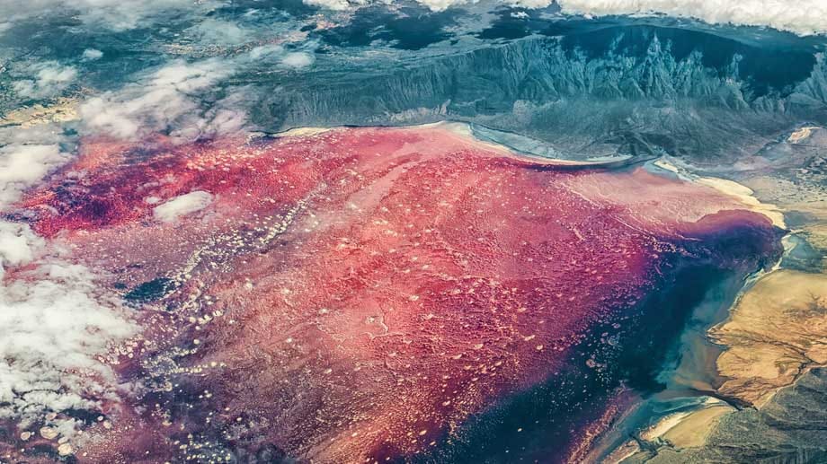 Rot sehen: Den Natron-See in Tansania kann man selbst aus dem Weltall farbenvoll bestaunen.