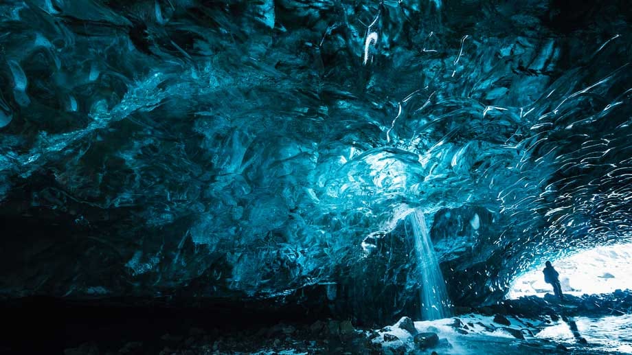 Island: Ein Besuch der blau schimmernden Eishöhle von „Skaftafell“ ist wie ein Ausflug in eine fremde Welt.